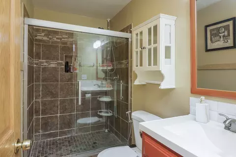 Bath - 812 W Appletree Ln, Bartlett, IL 60103 photo 1 of 1