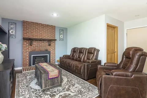 Living - 812 W Appletree Ln, Bartlett, IL 60103 photo 3 of 4