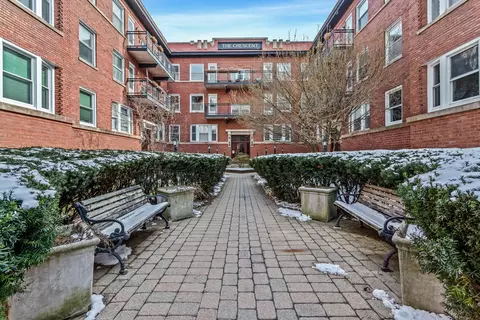 845 W Belle Plaine Ave #2E, Chicago, IL 60613