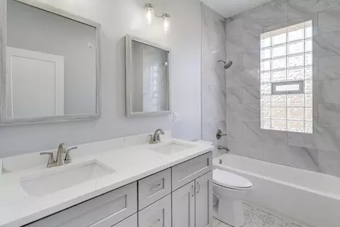 Bath - 313 E 60th St #4, Chicago, IL 60637 photo 2 of 2