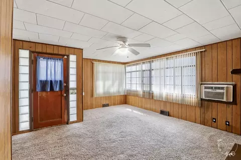 Living - 1055 S 4th Ave, Kankakee, IL 60901 photo 3 of 4