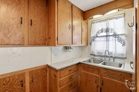 Kitchen - 1055 S 4th Ave, Kankakee, IL 60901 photo 2 of 2