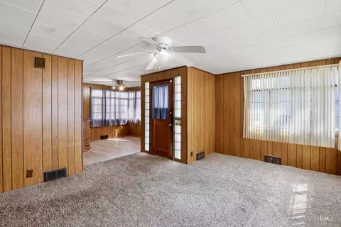 Living - 1055 S 4th Ave, Kankakee, IL 60901 photo 2 of 4