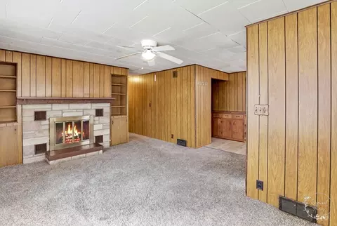 Living - 1055 S 4th Ave, Kankakee, IL 60901 photo 1 of 4