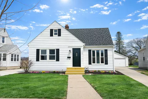 708 W 12th St, Sterling, IL 61081