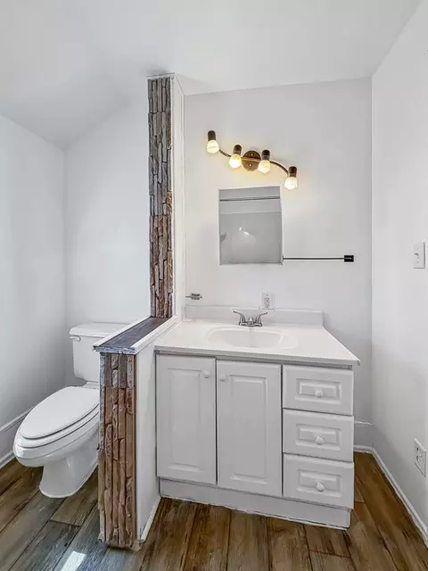 Bath - 1415 S Walnut Ave, Freeport, IL 61032 photo 2 of 4