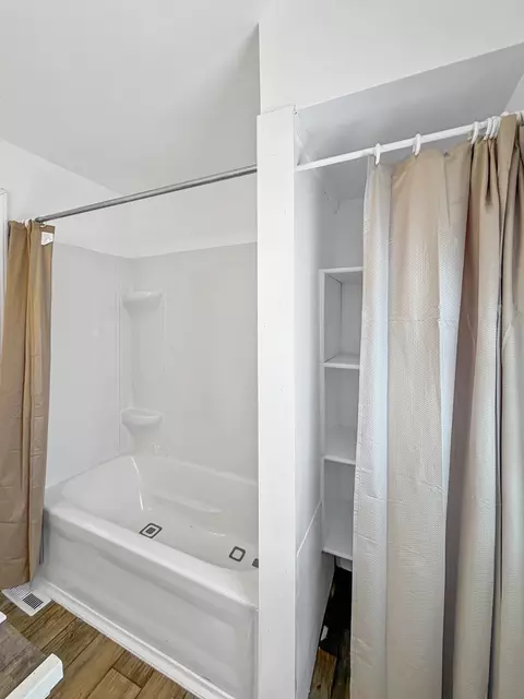 Bath - 1415 S Walnut Ave, Freeport, IL 61032 photo 4 of 4