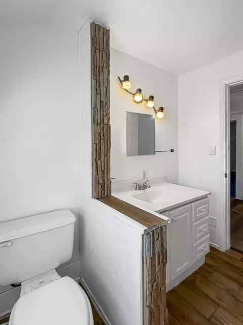Bath - 1415 S Walnut Ave, Freeport, IL 61032 photo 3 of 4