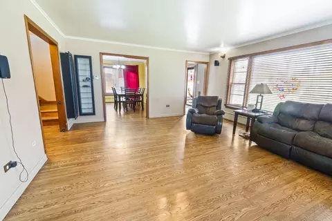 Living - 853 Orange St, Elgin, IL 60123 photo 1 of 2