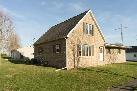 201 S Brush Ave, Ladd, IL 61329