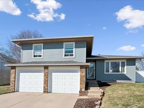 2514 W 60th St, Davenport, IA 52806