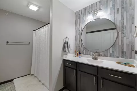 Bath - 340 E Franklin St #202, Eldridge, IA 52748 photo 2 of 3