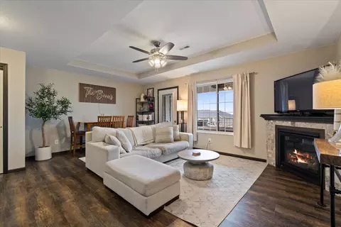 Living - 340 E Franklin St #202, Eldridge, IA 52748 photo 3 of 4