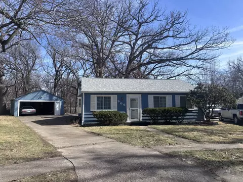 906 40th Street Ct, Moline, IL 61265