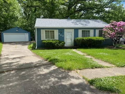906 40th Street Ct, Moline, IL 61265