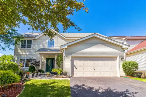 457 N Crooked Lake Ln, Lindenhurst, IL 60046