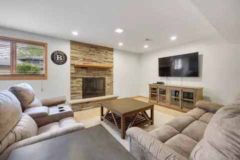 Living - 550 Hackberry Rd, Frankfort, IL 60423 photo 3 of 4
