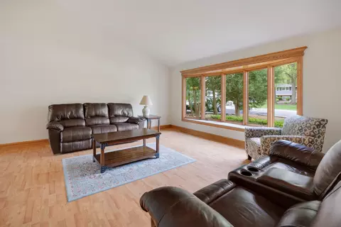 Living - 550 Hackberry Rd, Frankfort, IL 60423 photo 1 of 4