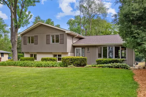 Exterior - 550 Hackberry Rd, Frankfort, IL 60423 photo 2 of 9