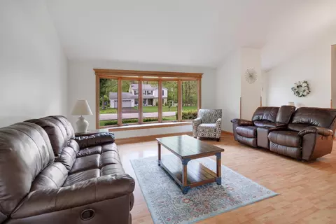 Living - 550 Hackberry Rd, Frankfort, IL 60423 photo 2 of 4