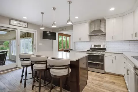 Kitchen - 550 Hackberry Rd, Frankfort, IL 60423 photo 4 of 4
