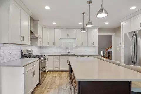 Kitchen - 550 Hackberry Rd, Frankfort, IL 60423 photo 2 of 4