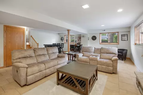 Living - 550 Hackberry Rd, Frankfort, IL 60423 photo 4 of 4