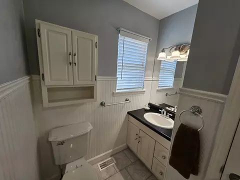 Bath - 14927 E Clearview Rd, Mount Vernon, IL 62864 photo 2 of 2