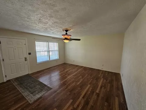 Living - 14927 E Clearview Rd, Mount Vernon, IL 62864 photo 1 of 2