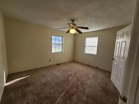 Bedroom - 14927 E Clearview Rd, Mount Vernon, IL 62864 photo 4 of 6