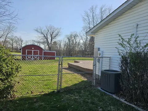 Exterior - 14927 E Clearview Rd, Mount Vernon, IL 62864 photo 7 of 7