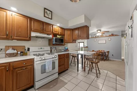 Kitchen - 331 Eiler Dr, Gifford, IL 61847 photo 3 of 5