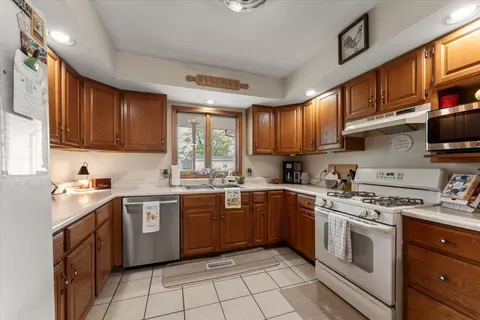 Kitchen - 331 Eiler Dr, Gifford, IL 61847 photo 2 of 5