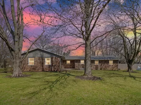 207 Timberview Dr, Mahomet, IL 61853