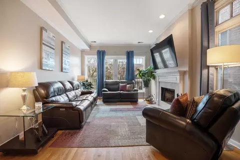 Living - 1237 W Farwell Ave #2E, Chicago, IL 60626 photo 2 of 3