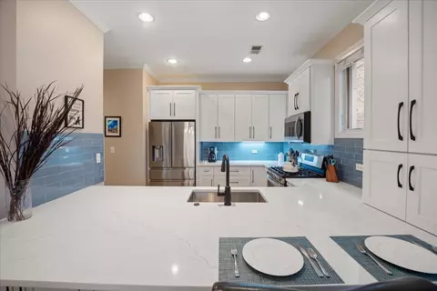 Kitchen - 1237 W Farwell Ave #2E, Chicago, IL 60626 photo 1 of 2