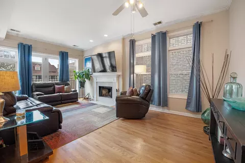 Living - 1237 W Farwell Ave #2E, Chicago, IL 60626 photo 3 of 3