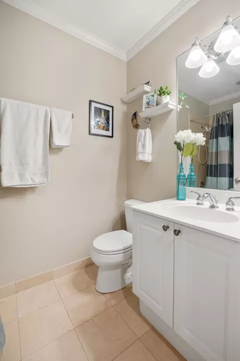 Bath - 1237 W Farwell Ave #2E, Chicago, IL 60626 photo 4 of 4