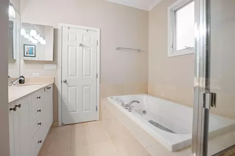 Bath - 1237 W Farwell Ave #2E, Chicago, IL 60626 photo 2 of 4