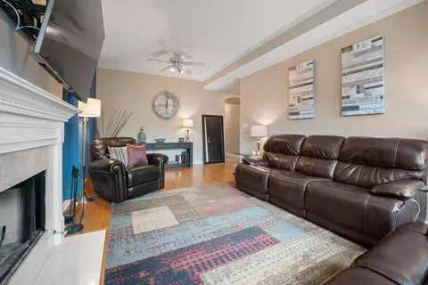 Living - 1237 W Farwell Ave #2E, Chicago, IL 60626 photo 1 of 3