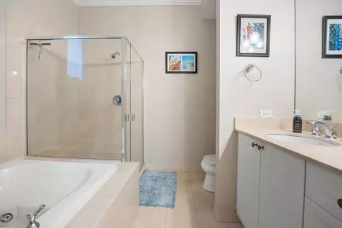 Bath - 1237 W Farwell Ave #2E, Chicago, IL 60626 photo 3 of 4
