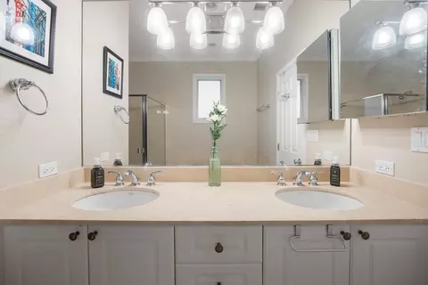 Bath - 1237 W Farwell Ave #2E, Chicago, IL 60626 photo 1 of 4