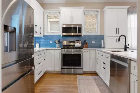 Kitchen - 1237 W Farwell Ave #2E, Chicago, IL 60626 photo 2 of 2
