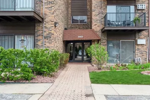 8901 N Western Ave #203, Des Plaines, IL 60016