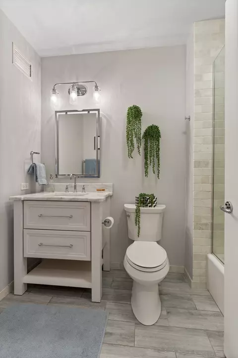 Bath - Undisclosed, Chicago, IL 60654 photo 2 of 3