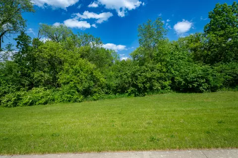 7373 English Oak Ln, Spring Grove, IL 60081