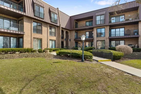 2 The Court Of Harborside #207, Northbrook, IL 60062