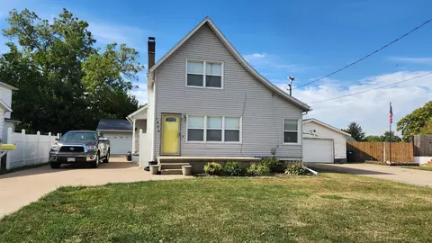 1926 N 5th St, Clinton, IA 52732