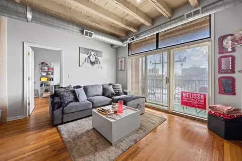 Living - 809 E 40th St #4-3, Chicago, IL 60653 photo 1 of 3