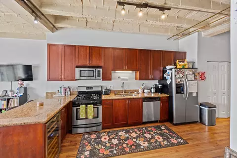 Kitchen - 809 E 40th St #4-3, Chicago, IL 60653 photo 2 of 4